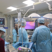 В Оренбурге хирурги проводят мужчине сложнейшую операцию по удалению части кишечника