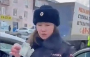В Оренбурге таксист предлагал взятку сотруднику ГИБДД из-за езды с просроченными правами
