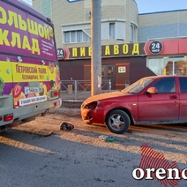 В Оренбурге на проспекте Победы столкнулись маршрутный ПАЗ и малиновая 