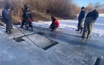 В Оренбурге начали заготовку льда для обустройства новогодних городков