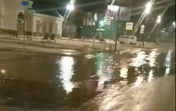 В Медногорске на благоустроенной улице Ленина произошла утечка воды