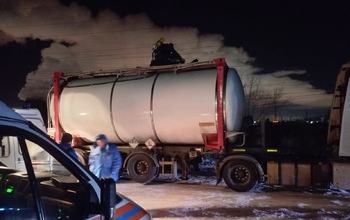 На автомойке в Орске двое мужчин оказались в цистерне, а вытаскивали их спасатели