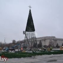Главную елку в Оренбурге собирают под дождем