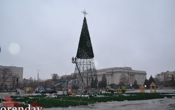 Главную елку в Оренбурге собирают под дождем