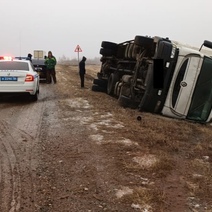Под Соль-Илецком большегруз слетел в кювет и опрокинулся набок