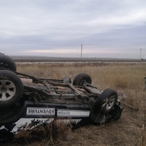 В Оренбуржье в кювет опрокинулся внедорожник: пострадали женщина и два ребёнка