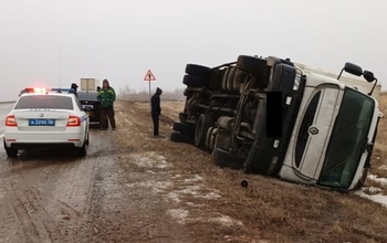 Под Соль-Илецком большегруз слетел в кювет и опрокинулся набок