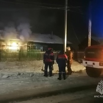 В Абдулино загорелся деревянный четырёхквартирный дом