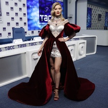 Модель из Оренбурга Анна Линникова показала наряд из 50 тысяч камней и жемчуга