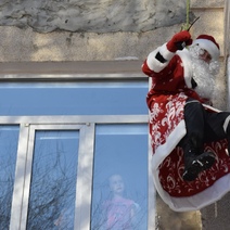 В Оренбурге Дед Мороз-альпинист вновь удивляет маленьких пациентов лечебных учреждений