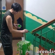 В Оренбурге художник-оформитель украшает подъезд дома Сергея Кузнецова