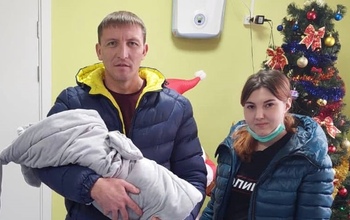 В Оренбурге из больницы выписали малыша, родившегося с весом 555 граммов