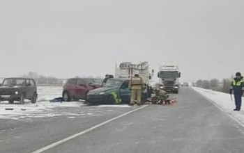 В Тоцком районе столкнулись четыре автомобиля: погибли два человека (18+)