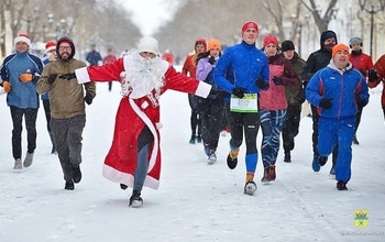 Оренбуржцы проводят год и встретят новый пробежкой