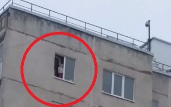 Крошечная девочка, стоящая на подоконнике у открытого окна на 9 этаже, напугала оренбуржцев
