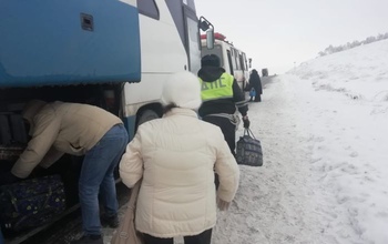 В Оренбуржье загорелся автобус, следовавший по новогоднему туру
