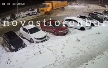 В Оренбурге самосвал снес несколько легковушек