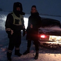 Оренбуржцы в непогоду выручают на дорогах друг друга