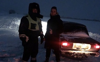 Оренбуржцы в непогоду выручают на дорогах друг друга