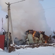 Под Оренбургом сгорел дом многодетной семьи: людям требуется помощь