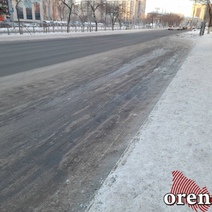 Из-за гололёда оренбуржцы рискуют переломать ноги, спеша к автобусам