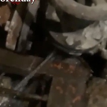 В Оренбурге в гараже крупного предприятия второй день хлещет вода