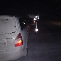 В Октябрьском районе спасли замерзающего на дороге водителя