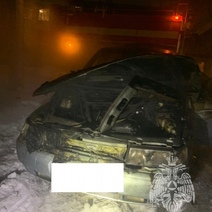 В Оренбурге мужчина не сумел выбраться из горящего гаража (18+)