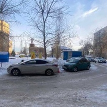 В одном из дворов Оренбурга 10-летний водитель сбил пенсионера и врезался в авто