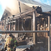 Благодаря очевидцу в Кувандыке из горящего дома спасли двух мужчин