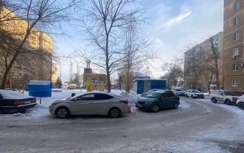 В одном из дворов Оренбурга 10-летний водитель сбил пенсионера и врезался в авто