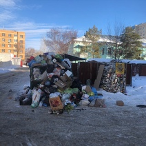 Оренбуржец в шоке от гор мусора на улице Конституции СССР