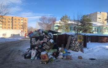 Оренбуржец в шоке от гор мусора на улице Конституции СССР