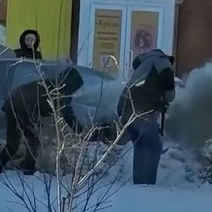 Оренбуржцы на улице Конституции СССР лопатами тушили загоревшийся автомобиль