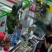 В Оренбурге мужчина перед свиданием пытался сорвать цепочку с шеи продавца