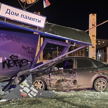 В Оренбурге Ford после столкновения с Chevrolet снес остановку