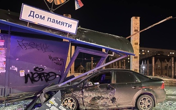 В Оренбурге Ford после столкновения с Chevrolet снес остановку