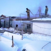 В Кваркено огонь с горящей бани рисковал перекинуться на жилой дом