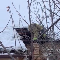 Под Оренбургом из-за пожара огнеборцам пришлось разбирать кровлю частного дома