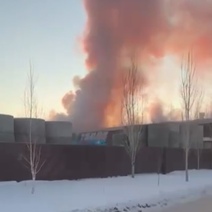 Под Оренбургом внутри складского помещения полыхал строительный мусор