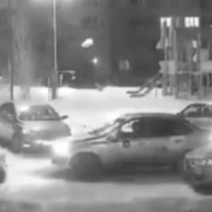 Разбил автомобили: неадекватный оренбуржец устроил погром на улице Чкалова