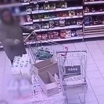 Пенсионерка из Оренбуржья прихватила в супермаркете чужой дорогой телефон