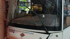 Из-за столкновения двух автобусов в центре Уфы один из них протаранил историческое здание