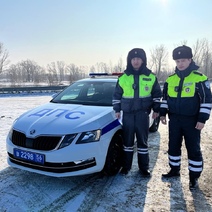 Сотрудники ДПС помогли доставить молодую девушку в больницу Оренбурга