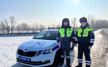 Сотрудники ДПС помогли доставить молодую девушку в больницу Оренбурга