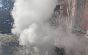 В центре Оренбурга из-под земли забил гейзер
