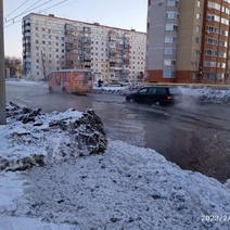 В Оренбурге на улице Амурской плавают автомобили