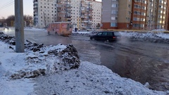 В Оренбурге на улице Амурской плавают автомобили