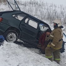 Под Сорочинском сотрудники МЧС вытаскивали машину из кювета: есть пострадавшие