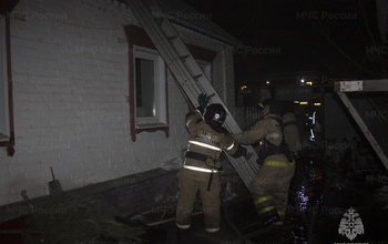 В Оренбурге пожарные не дали огню с бани перекинуться на жилые дома